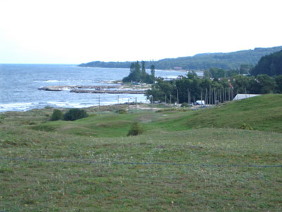 Flygfoto p hamnen från strandbackarna norr om samhället.