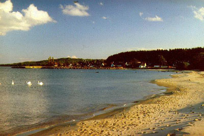 Samhllet sett frn stranden i norr.